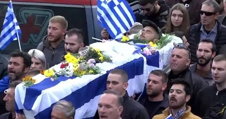 Ο Ελληνισμός αποχαιρετά τον ήρωα Κ. Κατσίφα: Αυτή την ώρα η κηδεία – «Σείστηκε» η γη στη Β. Ήπειρο – Πλήθος κόσμου έψαλε τον Εθνικό Ύμνο – Δείτε ζωντανά